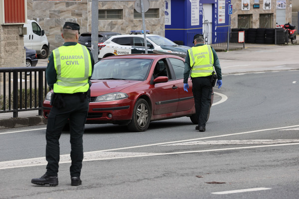 Controles de la Guardia Civil en Cabezón de la Sal para que todo el mundo cumpla las normas impuestas durante el estado de alarma. Foto: Javier Rosendo
