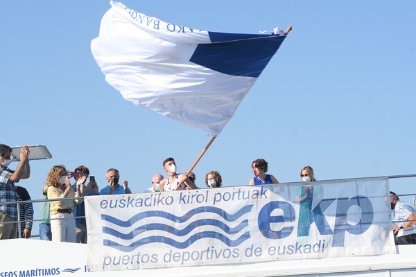 Andrea Astudillo ondea la Bandera de La Concha en el Ciudad de San Sebastián. Foto: José Mari López