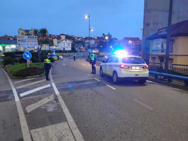 La Policía Local de Camargo ha denunciado a cuatro personas por incumplir las medidas establecidas en este estado de alarma. En concreto, los agentes han denunciado a una personas que manifestó que había salido a pasear, y  a otra que también estaba de paseo y que se justificó argumentando que iba caminando para realizar un recado a un municipio vecino. Las otras dos denuncias se tramitaron a sendas personas que se encontraban hablando mientras paseaban a sus perros durante un largo periodo de tiempo y que ya habían sido previamente avisadas en dos ocasiones de que depusieran su actitud. Además se ha identificado a varias personas que incumplían las restricciones del decreto de manera leve, y se las han advertido de que serán denunciadas en caso de reincidir. Se trata de las intervenciones más destacadas a lo largo de estas primeras jornadas de cuarentena en las que patrullas de la Policía Local están patrullando las calles del centro urbano ofreciendo información por la megafonía de los coches patrulla de cuáles son las limitaciones temporales que han sido establecidas en todo el país como consecuencia del estado de alarma.   Además, la Policía Local también efectúa controles de vehículos en las entradas y salidas del municipio para vigilar la justificación de los desplazamientos.