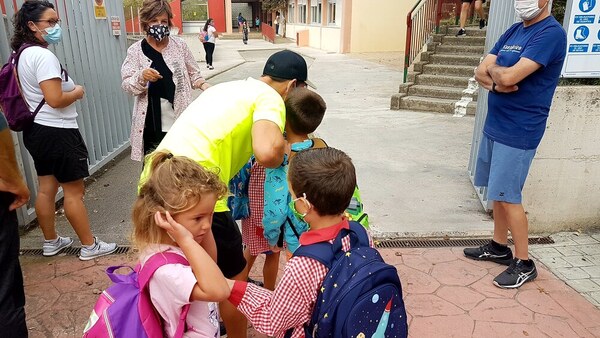 Martina Ramos Vélez de 4 años era de las que llegaba con sus padres contenta por el reencuentro con sus amigos y compañeros al aula de 5 años del Colegio Público Mata Linares, de San Vicente de la Barquera, a diferencia de los hermanos Mario y Yago Sánchez Rojas de 8 y 5 años que entraban al centro con muy pocas ganas después de un verano en el que han disfrutado, según su padre Pablo, “de mucha actividad, viajes y encuentros con sus abuelos y familiares”.