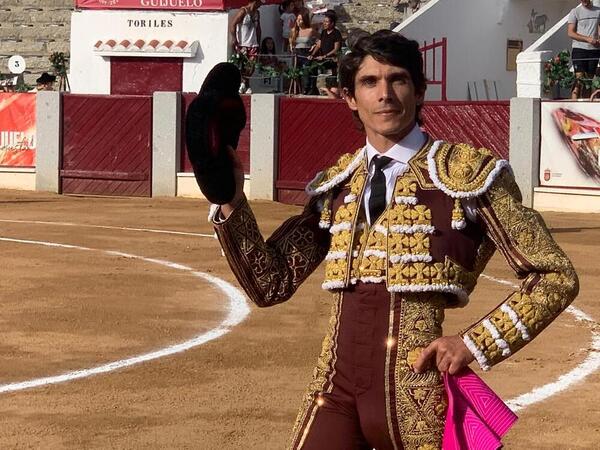 Vuelta al ruedo de Castella en el primero de Guijuelo, tras cortar una oreja.