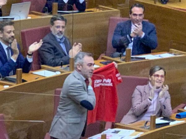 Aquí la camiseta de Puig que enseña Barrachina y que pagó la trama de Azud, según la UCO