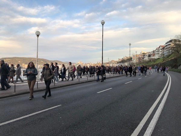 Continúa llegando gente desde diferentes barrios de Donostia y de localidades de Gipuzkoa