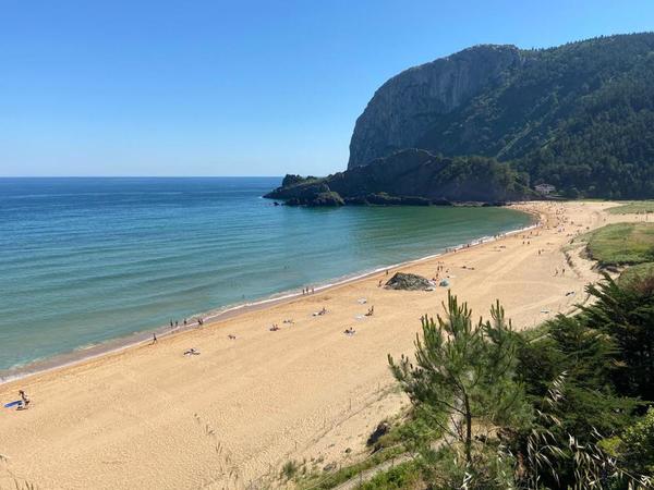 La Policía se despliega en las playas, levanta a bañistas y cierra accesos para frenar el aluvión