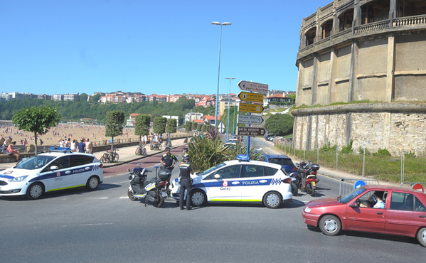 La Policía se despliega en las playas, levanta a bañistas y cierra accesos para frenar el aluvión