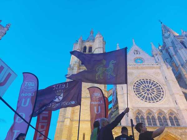 León pide futuro ante la catedral de León en una foto de Ana G. Barriada