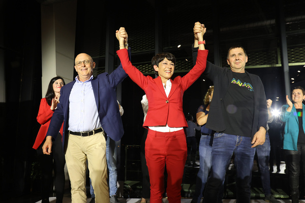 Maddalen Iriarte junto a Juan Karlos Izagirre y Arnaldo Otegi durante la celebración de sus resultados en Tabakalera. /Gorka Estrada