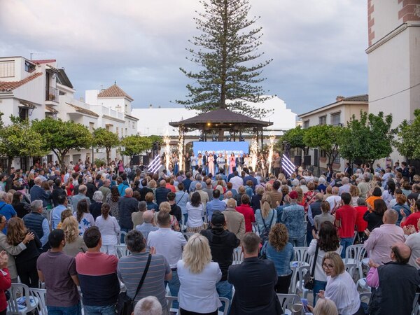 El PP cerró la campaña con su único gran acto, un mitin en la Plaza del Reloj con la música del guitarrista Daniel Casares.