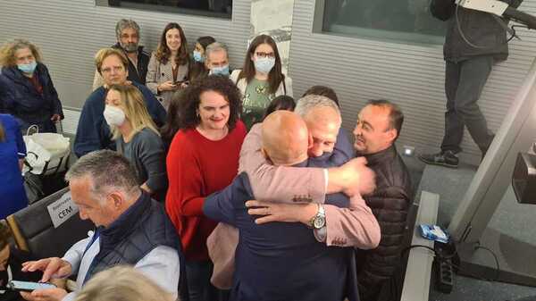 Aquí está la foto. José Antonio Diez celebra la victoria en la asamblea local de León y tumba el aparato del partido.