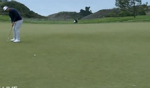 Así pateó para eagle en el último hoyo...