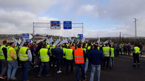 En directo | Las protestas olivareras en la provincia de Jaén y los cortes de tráfico