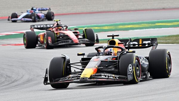 Verstappen arrolla en Barcelona y Mercedes da la campanada