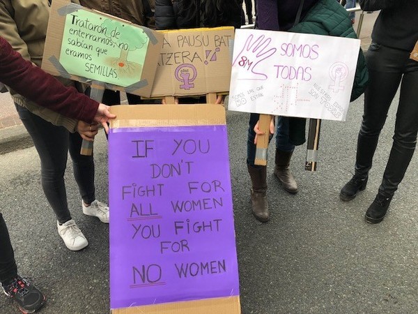 Algunos de los carteles que se pueden ver en la manifestación