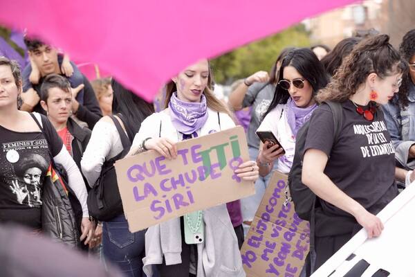 La segunda manifestación recorre el centro de Valencia con cánticos contra Irene Montero