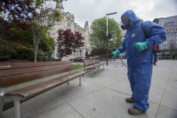 Un operario desinfecta las calles de Santander