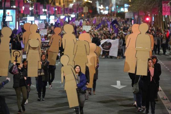 Llegada de la cabeza de la manifestación al Boulevard. / L. Michelena
