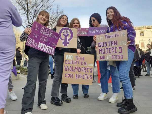Un grupo de jóvenes muestran sus pancartas en Constitución. FOTO: Ideal
