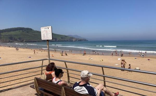 La Policía se despliega en las playas, levanta a bañistas y cierra accesos para frenar el aluvión