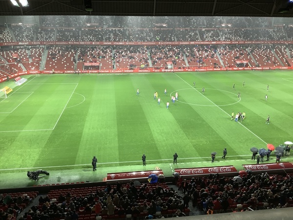 Este es el aspecto que presenta ahora mismo El Molinón. A punto de arrancar el Sporting-Numancia.