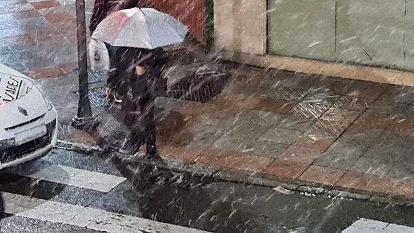Nieva en León capital y la previsión es que durante toda la noche lo siga haciendo.