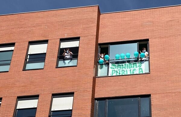 Los aplausos llegan desde el cielo (o casi) en el Hospital de El Bierzo.