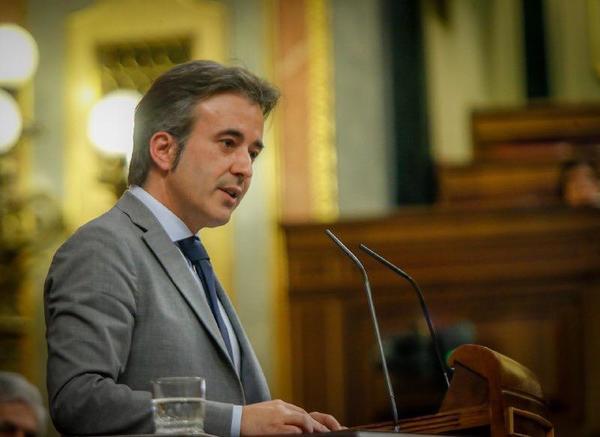 El popular Diego Movellán, el único de los diputados cántabros que ha tomado este miércoles la palabra en el Congreso durante el pleno para la ampliación del estado de alarma y la convalidación de diversos reales decretos, ha lamentado que la falta de previsión y de adopción de medidas por parte del Gobierno de Pedro Sánchez ha hecho que el escenario de futuro “sea hoy mucho más preocupante. En este sentido, el exalcalde de Camargo ha exigido al Ejecutivo “medidas ambiciosas que eviten el drama sanitario derivado del coronavirus derive en una brutal crisis económica y de emergencia social. Para Movellán, la prioridad ahora debe ser el mantenimiento del empleo y “que el despido sea el último recurso”. En este sentido, opina que la contrarreforma laboral que ha emprendido el Gobierno de España y su política fiscal “confiscatoria” hará que el impacto de la crisis tras el Covid-19 sea “mucho más negativo sobre el empleo de lo que ya anuncian los datos”. Durante su intervención, el diputado popular ha aprovechado para hacer un llamamiento a la unidad para que ningún español quede atrás y ha reclamado al Gobierno que, “por respeto”, frene “el juego” de acusar al PP de inventarse un artículo para despedir a personas enfermas, “como llevamos semanas escuchando”.