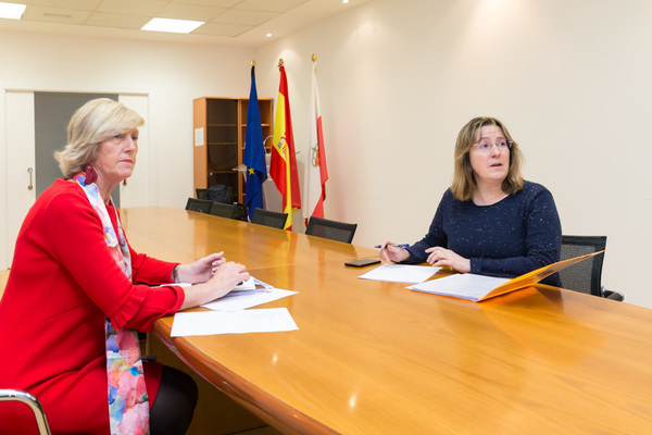 La consejera de Educación, Formación Profesional y Turismo de Cantabria, Marina Lombó, ha agradecido este miércoles a los docentes de la región su &amp;quot;compromiso&amp;quot; ante un &amp;quot;desafío sin precedentes&amp;quot; en el sistema educativo por la pandemia del coronavirus, agradecimiento que ha extendido a los sindicatos por su colaboración en la gestión de esta situación. Así se ha expresado la titular del departamento tras el encuentro que ha mantenido, por videoconferencia, con la Junta de Personal Docente, integrada por los sindicatos STEC, CSIF, CCOO, UGT, ANPE y TÚ. Se ha celebrado para mantenerles informados de las actuaciones que está desarrollando la Consejería en este periodo en el que está suspendida la actividad lectiva presencial, además de recoger sus sugerencias. Una de las preocupaciones transmitidas por los sindicatos es la relativa a las fechas para las oposiciones de Secundaria previstas para este verano.