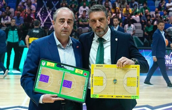 Una foto cargada de simbolismo. Los dos entrenadores en contra del espionaje por televisión en los tiempos muertos. Mensaje para el entrenador del Bonn