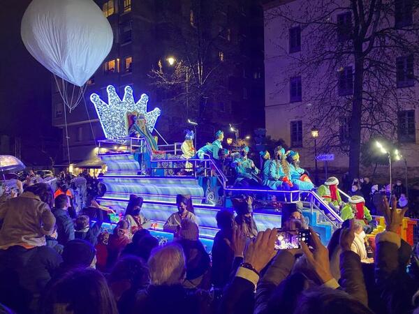 Melchor cruza ya la Plaza de Poniente