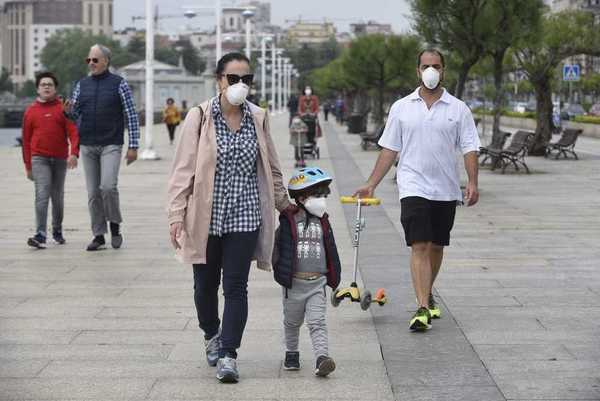 En el paseo marítimo de Santander, toda la familia con mascarillas
