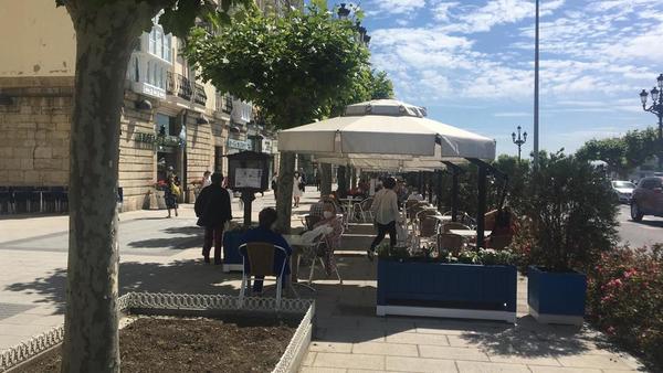 A la buena sombra de una terraza en el Paseo de Pereda. (Álvaro Machín)