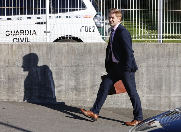 A las dependencias de la Guardia Civil de Llanes llega un letrado. Foto: Damián Arienza