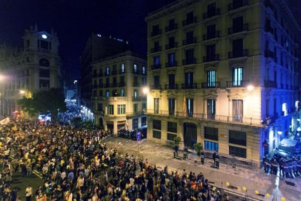 Policías antidisturbios custodian la comisaria de la Policía Nacional de la Via Laietana de Barcelona./EFE