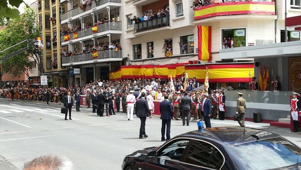 Terminado el desfile, el rey saluda a las autoridades 