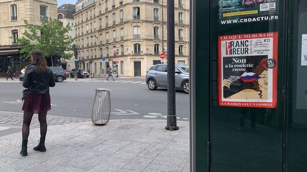 Portada de la revista 'Franc Tireur' en un quiosco de rue de Rennes, criticando las relaciones entre la candidata Marine Le Pen y Rusia, uno de los aspectos más controvertidos de la campaña. 'No a la ruleta rusa', se lee en el titular principal. S. N.