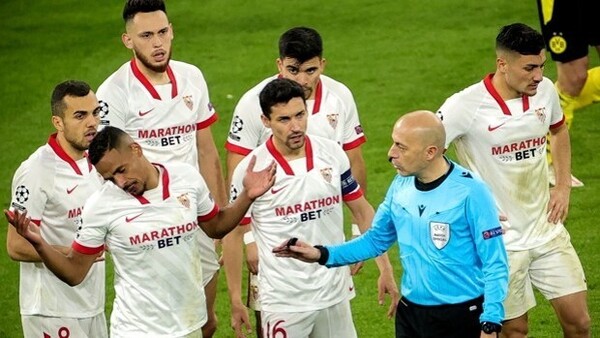 El encuentro de esta noche lo arbitrará el colegiado turco Çakir, con el que el Sevilla FC tiene los siguientes números #SevillaFC #UCL