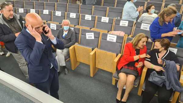 José Antonio Diez habla por teléfono entre aplausos y felicitaciones tras conocer el resultado de la votación.