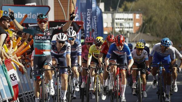 Sergio Higuita gana la quinta etapa de la Itzulia