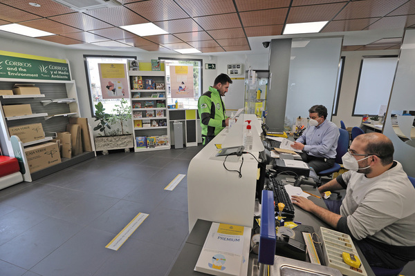 Los trabajadores de una oficina de Correos de Cabezón de la Sal siguen llevando este miércoles la mascarilla. En cambio, algunos clientes deciden prescindir de ella en el interior. Foto: Javier Rosendo