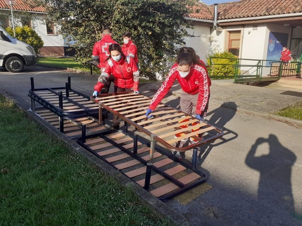 Y los de Cruz Roja preparando camas para crear nuevos espacios sanitarios