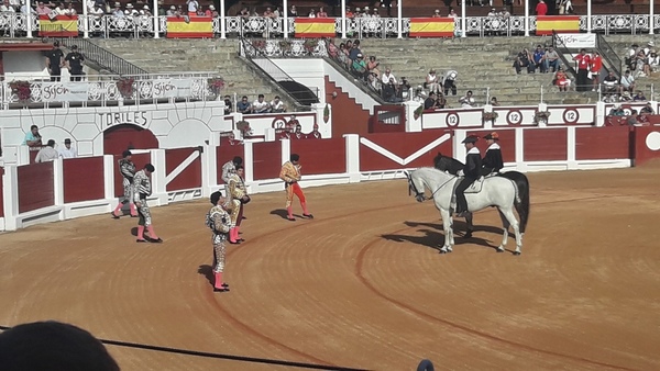 Gijón enloquece con Morante y pierde el norte con El Juli