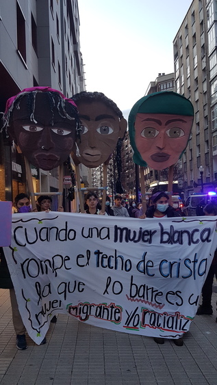 "Cuando una mujer blanca rompe el techo de cristal, la que lo barre es una mujer migrante"