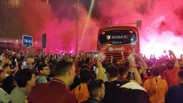 El autobús del Sevilla FC ya va camino del estadio Benito Villamarín a falta de menos de dos horas de #ElGranDerbi
