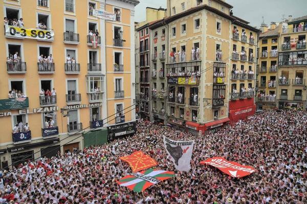 Las mareas humanas llegan hasta las calles aledañas. Gritos, cantos, empujones...
