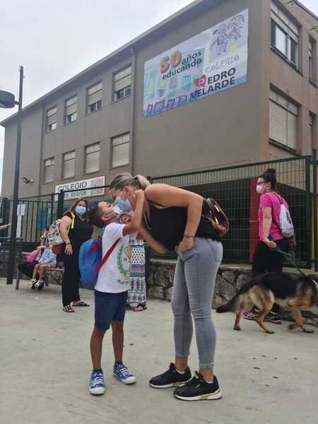 Rosa Bárcena, madre de Sergio, abraza a su hijo antes de dejarlo en el Colegio Pedro Velarde de Muriedas (Camargo). La incertidumbre ya no es la del año pasado: &amp;quot;Estoy muy tranquila. Muchos ya están vacunados y creo que va a salir todo bien&amp;quot;, señala.