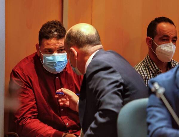 Fernando de Barutell hablando con su cliente, Maamar Kelii, antes de la sesión. (Foto: Pablo Lorenzana)