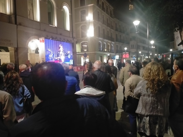Varios vallisoletanos han seguido la gala inaugural desde la pantalla gigante instalada en la fachada del Calderón