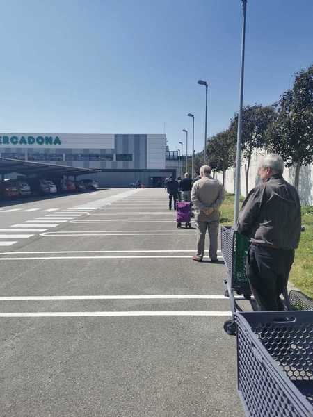Continúan a estas horas las colas para hacer la compra. Esta fotografía es de ahora mismo, en el Mercadona de Valdenoja.
