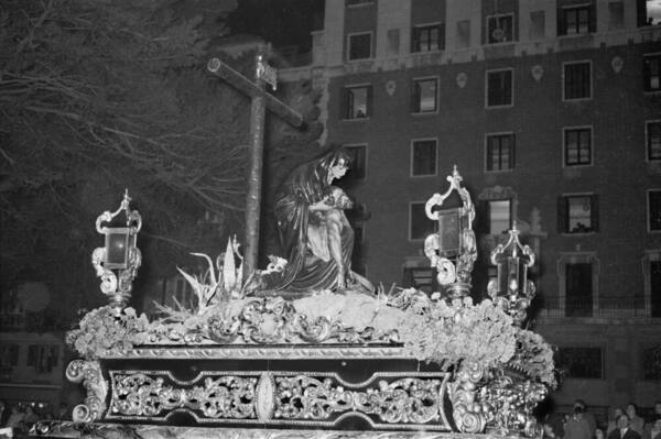 El trono de la Piedad, en 1959, en la Alameda Principal. Foto: Fondo Bienvenido-Arenas. Archivo CTI-UMA
