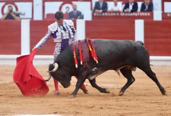El Juli se despide en El Bibio por la puerta grande